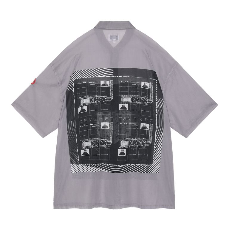 100%コットン。ショートスリーブ。レギュラーポイントカラー。比翼前立。前身頃、後ろ身頃にグラフィック。左袖上部にシリコンパッチ。裾脇にスリット。ワイドシルエット。バイオウォッシュ加工。日本製。
