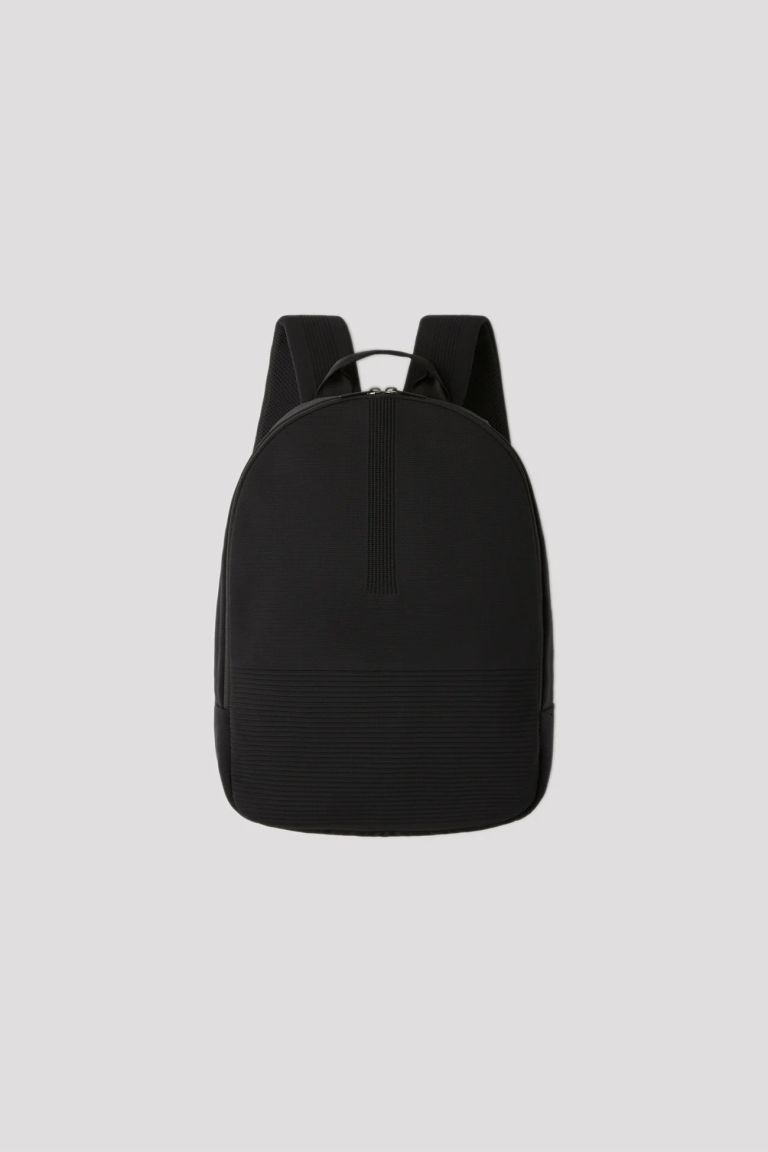 ミラノリブのバックパック。軽量でミニマルなデザインに、ノートパソコンやタブレット、タンブラーや折り畳み傘などの持ち歩きを想定した、機能性を調和させています。肩紐は長さ調節が可能で、背面上部にはファスナー付きポケットを備えています。