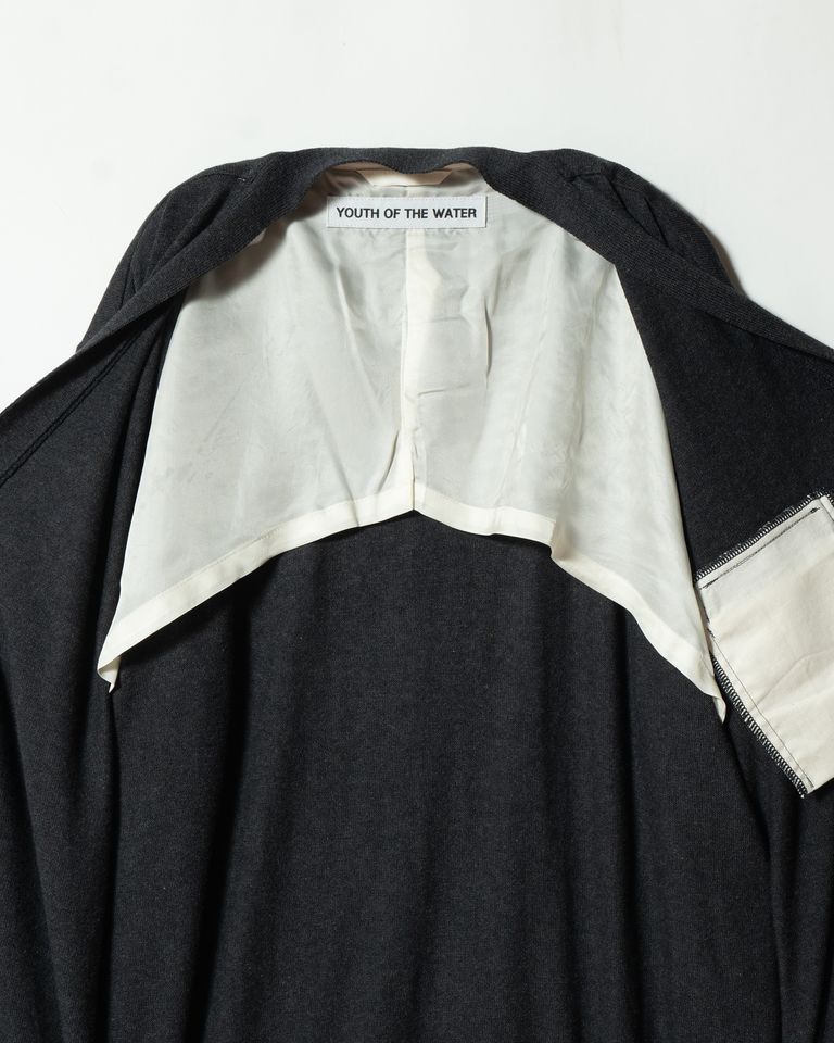 背裏に取り付けられたキュプラ裏地。テーラードの発想を取り入れた設計が、このカーディガンの大きな特徴です。