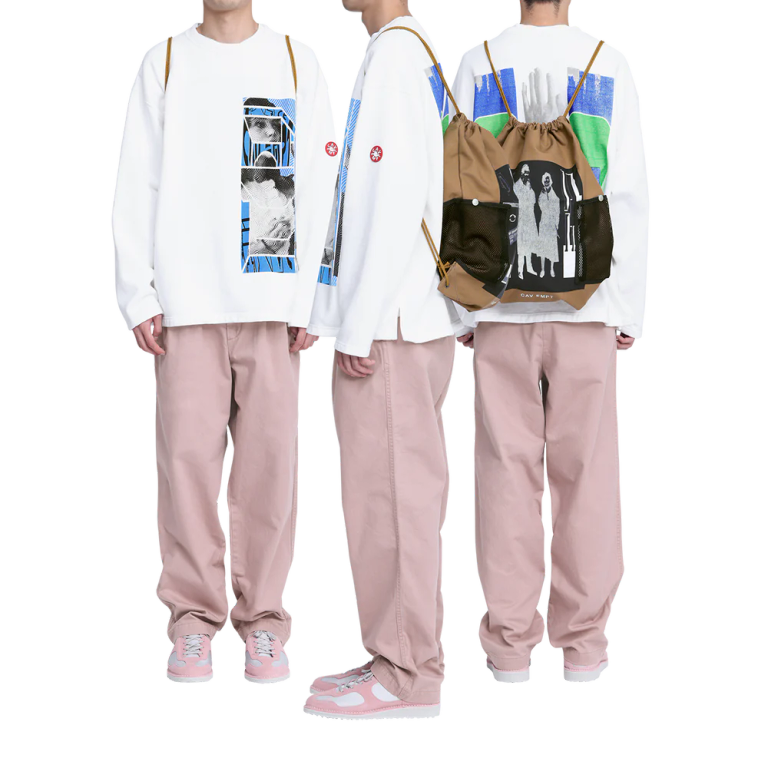 100%コットン。バックパック。フロントに布パッチ、刺繍でCAV EMPT。フロントにボタン開閉式のメッシュポケット。H50cm x W42cm。ブラウン、チャコールの2色展開。日本製。