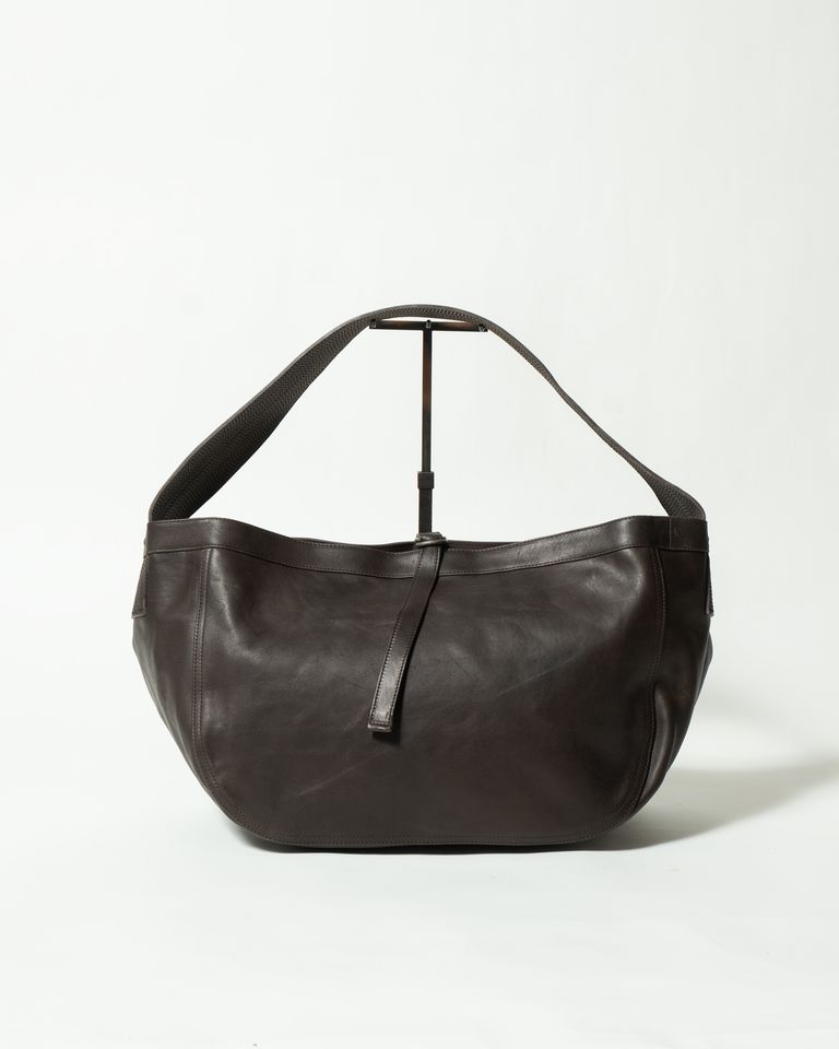 馬革ならではのしなやかさと奥行きあるブラウンの表情が際立つLot.004 Newsboy Bag。緩やかな曲線を描くフォルムと中央のレザーストラップが、静かな存在感を放ちます。