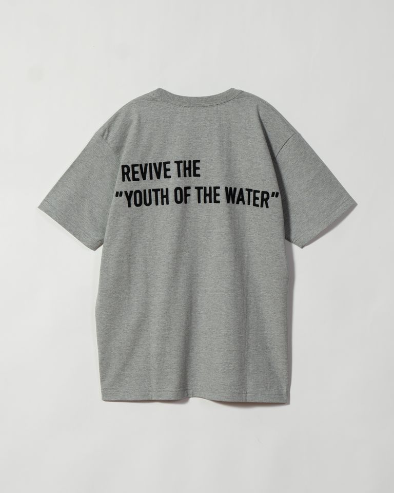 背面にファーストコレクションのテーマであるRevive the “Youth of The Water” をフェルト刺繍で表現しています。カットしたフェルトを一つ一つ配置して、チェーンステッチでたたきつけています。
