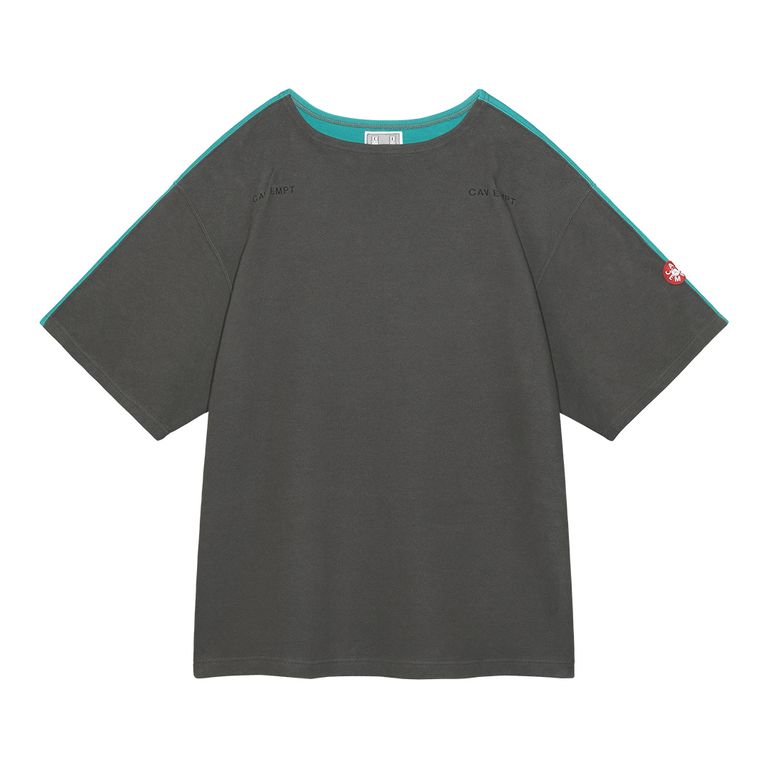 100%コットン。二重編み生地。ボートネック。プルオーバー。セットインスリーブ。前身頃ショルダーに刺繍でCAV EMPT。左袖上部にシリコンパッチ。後ろ身頃、袖で色・生地切り替え。ワイドシルエット。ウォッシュ加工。日本製。