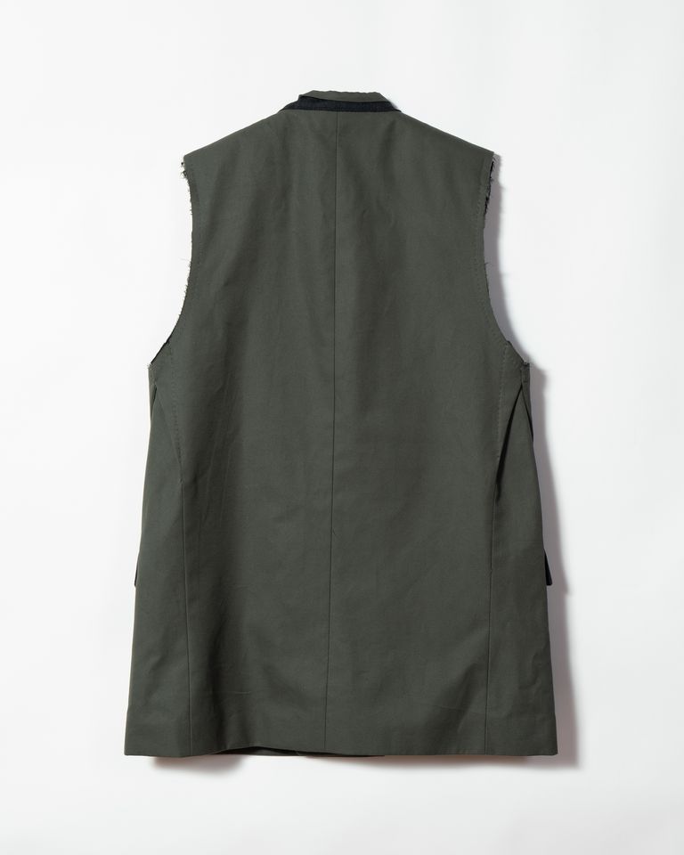このOrigami Sleeveless Blazerは、ダブルプレストジャケットの袖をカットし、ベスト風にアレンジしたデザインです。表地にはコットン100%を使用し、裏地にはアクリル43%、コットン57%の素材を採用しており、快適な着心地を提供します。左ピークドラペルを内側に織り込むことで、独特の折り紙のようなデザインが特徴です。袖口は切りっぱなしで、自由でエッジィな印象を与えています。