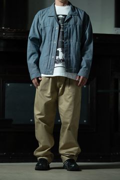 T.T × C.E — Lot.309 Buckle-Backed Jacket × グラフィックT × ベージュツータックパンツ | ALTERFATE