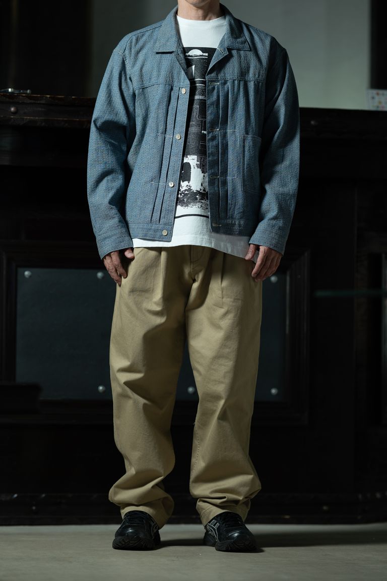 T.T × C.E — Lot.309 Buckle-Backed Jacket × グラフィックT × ベージュツータックパンツ | ALTERFATE