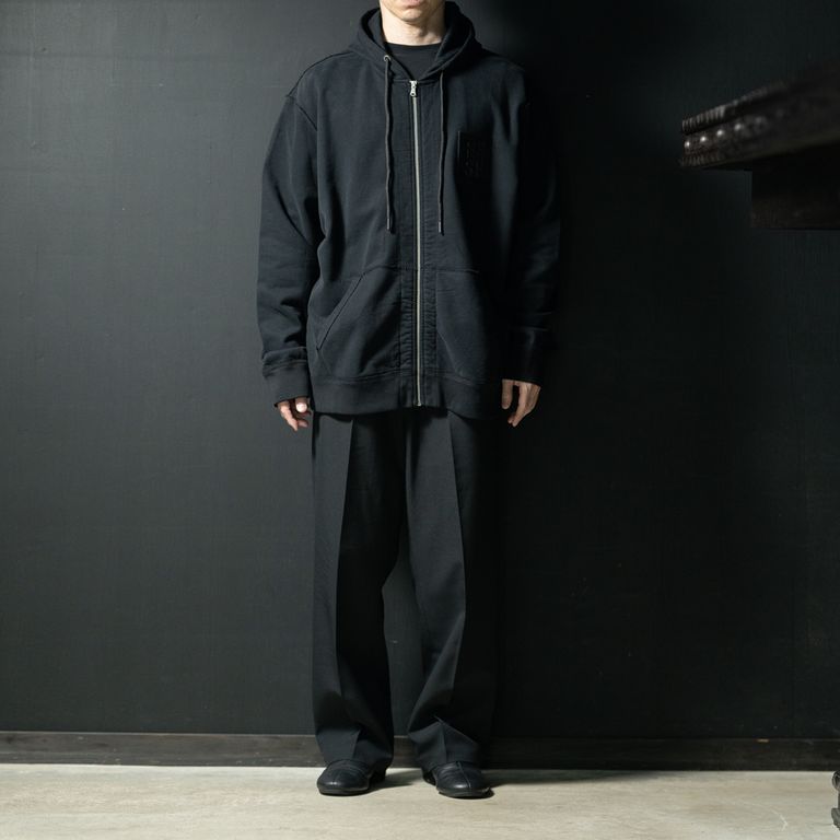 身長168cm 体重55kg M着用 コットン100%、ジップアップフーディ、両肘にグラフィック、RSレザーパッチ、生地切り替え部分切りっぱなし、生産国トルコ