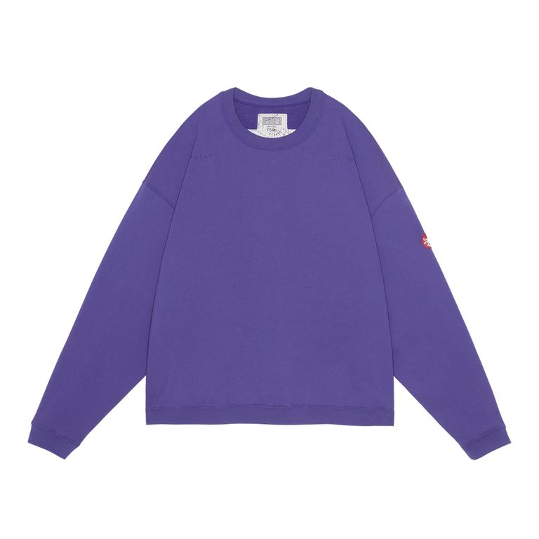 100%コットン。スウェット生地。プルオーバー。クルーネック。セットインスリーブ。前身頃ショルダーに刺繍でCAV EMPT。後ろ身頃裏に布パッチ。後ろ身頃表にリフレクタープリント。左袖上部にシリコンパッチ。身頃脇、袖にパイピング。ワイドシルエット。ウォッシュ加工。ブラック、パープルの2色展開。日本製。