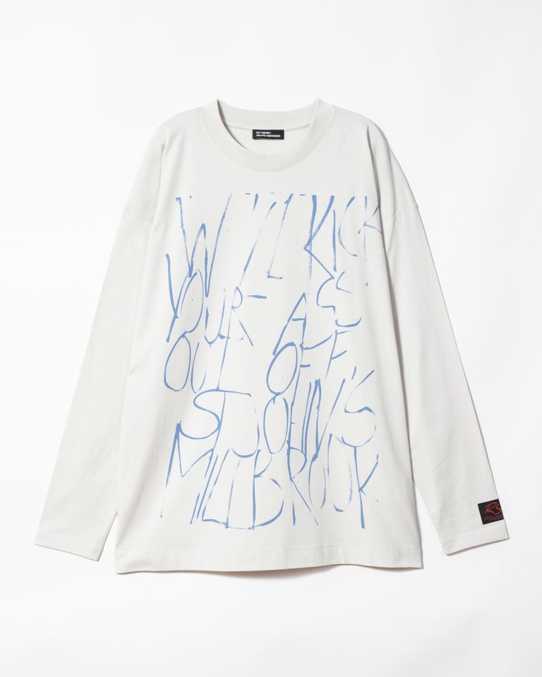 ラフシモンズ(Raf Simons)は、ベルギー出身のデザイナーであり、フィリップ・ヴァンデンバーグの作品に着想を得た最後のコレクションを発表しました。ヴァンデンバーグの作品は、強烈な筆致や濃い色調が特徴的であり、社会批判や政治的な問題に対する彼の強い思いが表現されています。ラフシモンズは、この個性的で強烈なグラフィックをアイテムに落とし込み、ラフシモンズらしい洗練されたデザインと融合させました。