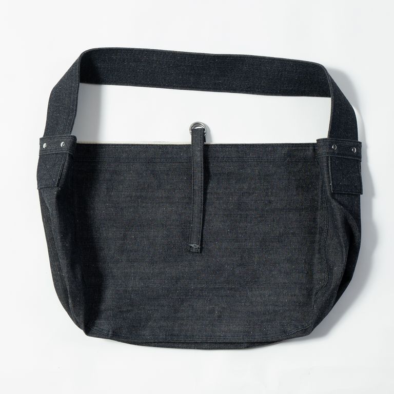 LOT.004 Newsboy Bag を Taiga Takahashi を代表する素材でもあるオリジナルデニムで作成した。裏地にはLOT704 Denim Trousers c.1920s のポケット袋布にも使われている、オリジナルのスレキ生地を使用している。
