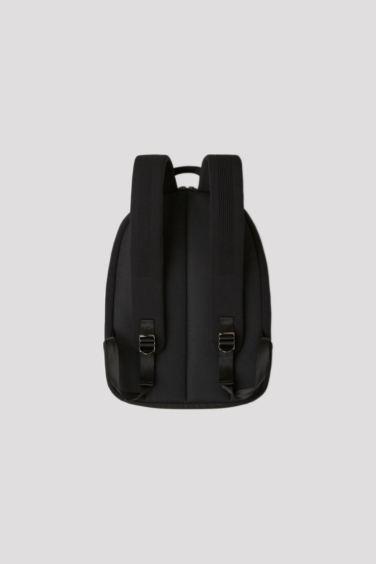 ミラノリブのバックパック。軽量でミニマルなデザインに、ノートパソコンやタブレット、タンブラーや折り畳み傘などの持ち歩きを想定した、機能性を調和させています。肩紐は長さ調節が可能で、背面上部にはファスナー付きポケットを備えています。