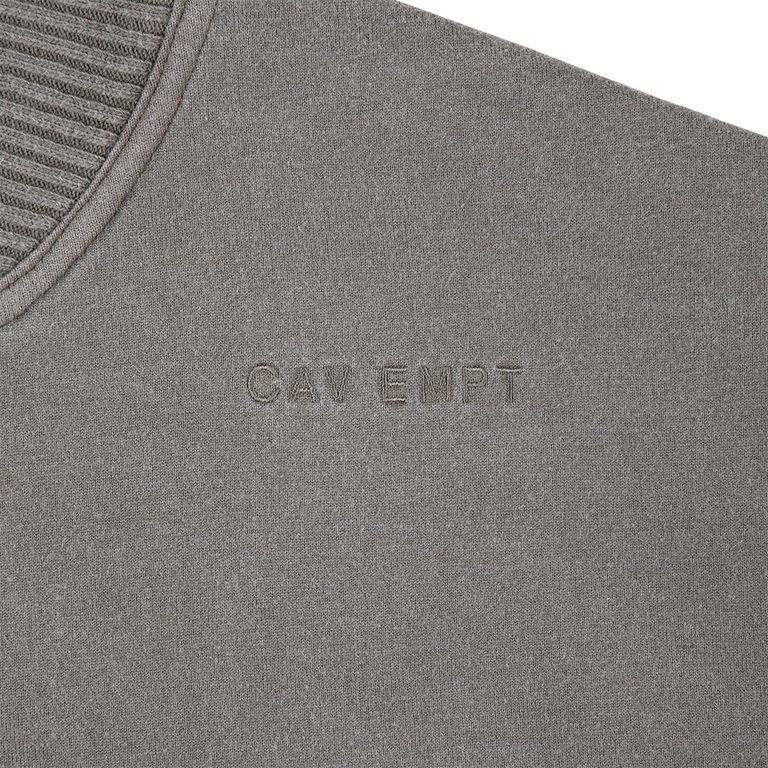 100%コットン。厚手天竺生地。プルオーバー。セットインスリーブ。前身頃ショルダーに刺繍でCAV EMPT。後ろ身頃表、裏に布パッチ。左袖上部にシリコンパッチ。襟で色・生地切り替え。ワイドシルエット。オーバーダイウォッシュ加工。日本製。