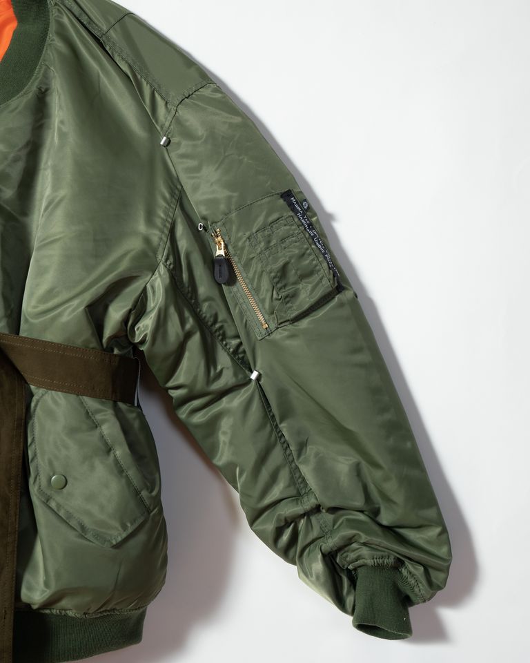 MY BOMBER - Customized bomber jacketは、マリナ イーがデザインしたオリジナルのカスタムMA-1ジャケットです。クラシックなMA-1デザインをベースに、マリナ イーならではの個性的なアクセントが加えられています。特徴的なコートに付いているようなベルトがウエスト部分に配置され、シルエットやスタイリングに変化をもたらしています。