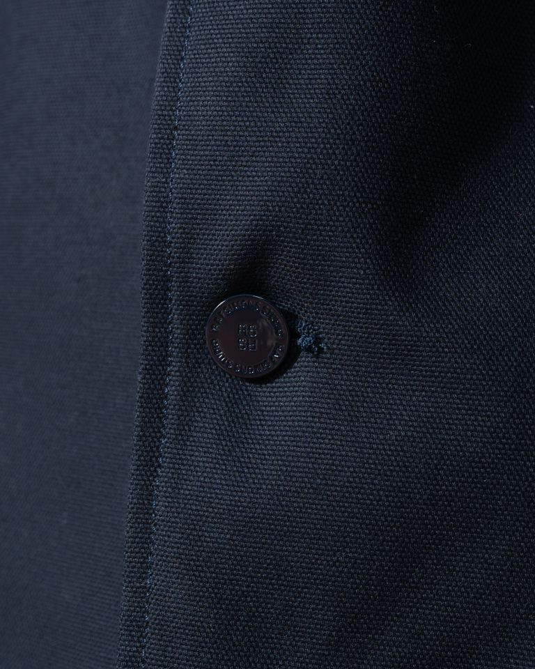 RAF SIMONSのイージーフィットデニムブレザーは、コットン100%のダック生地を使用したリラックスフィットシルエットのデニムブレザーです。RSレザーワッペンやノッチドラペル、メタルボタンなど高級感のあるディテールが特徴で、コットン100%の総裏地が快適な着用感を提供します。イタリアで生産され、カジュアルなスタイリングにも合わせやすく安定したシーンで活躍することができます。