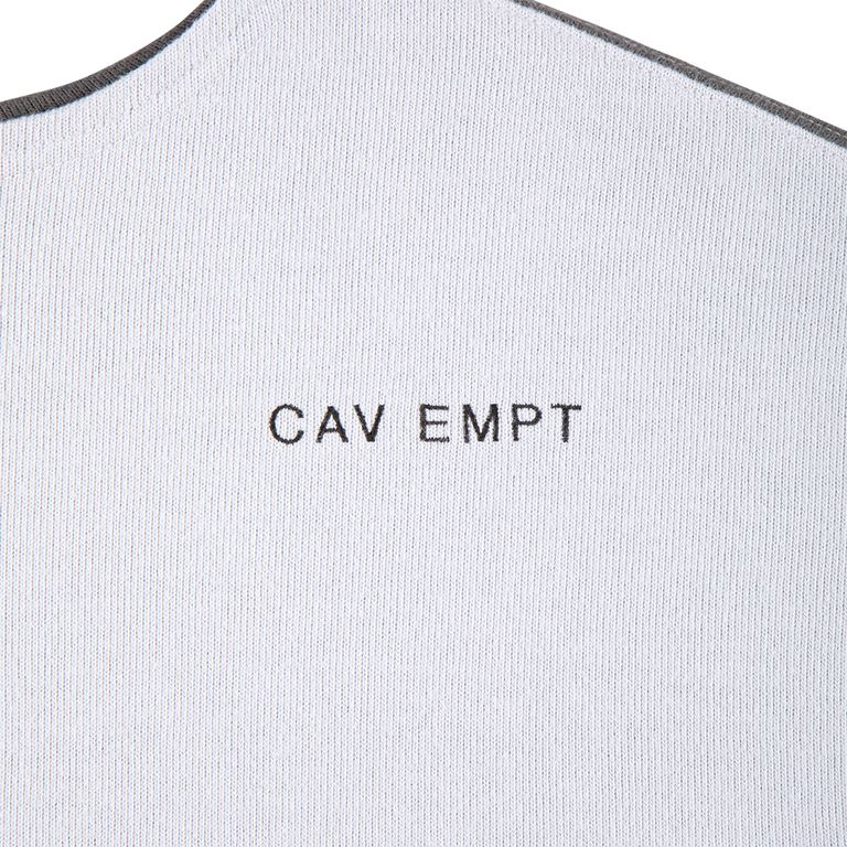 100%コットン。二重編み生地。ボートネック。セットインスリーブ。前身頃両ショルダーに刺繍でCAV EMPT。左袖上部にシリコンパッチ。前身頃、後ろ身頃、袖で色・生地切り替え。コントラストステッチ。ウォッシュ加工。日本製。