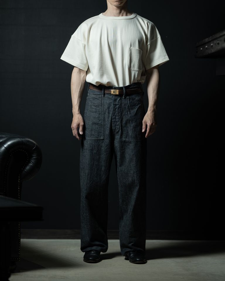 ベルトを使ったタックインスタイルの全身カット。ゆるさと品のバランスが絶妙で、ワイドデニムとの組み合わせがボリューム感を保ちながらも着こなしに意志を感じさせる仕上がり。