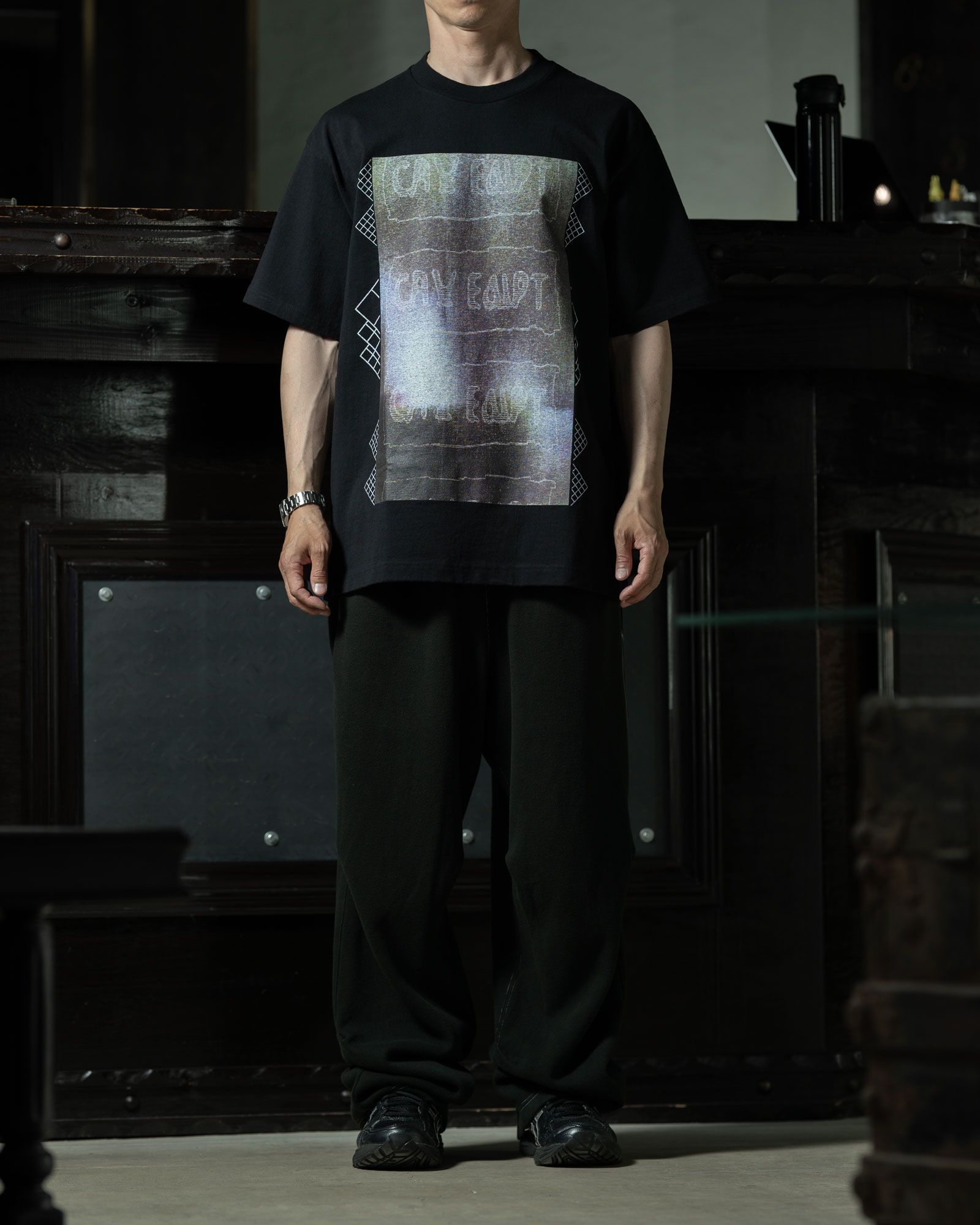 STYLE NO. 1122 黒ジョグで締める、最短距離のセットアップ感。