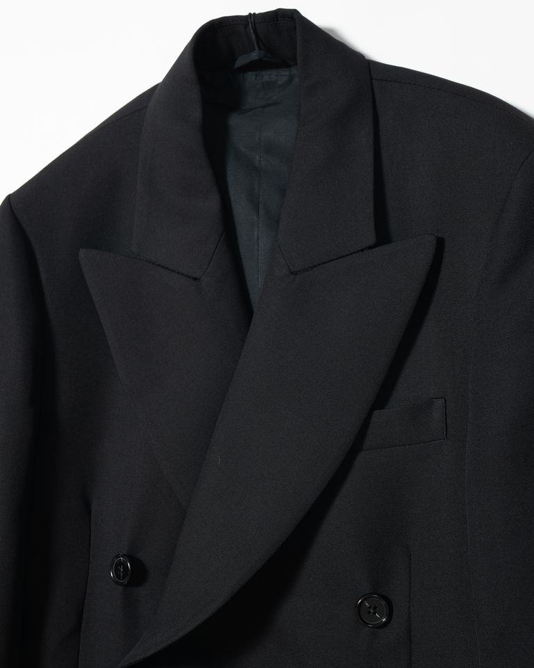 RAF SIMONSのダブルブレストブレザーは、独特のピーコック・ラペルが特徴。最終コレクションで、アーティストのフィリップ・ヴァンデンバーグとのコラボアイテムが融合。彼のグラフィックプリントアイテムと組み合わせることで、モダンで個性的なスタイリングが実現。ファッションとアートが融合した新しいスタイルを楽しめます。