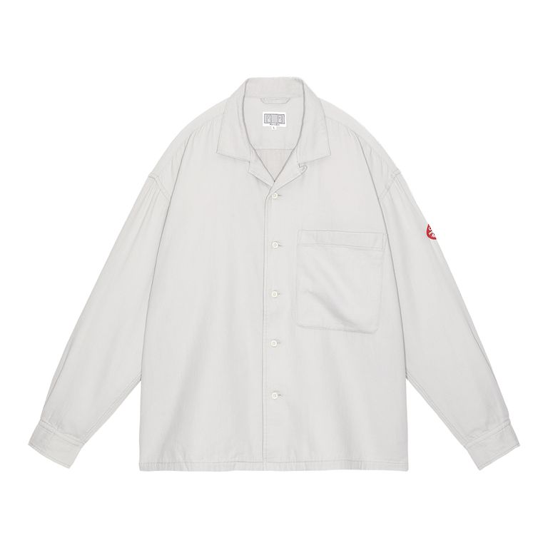 100%コットン。オープンカラー。セットインスリーブ。左袖上部にシリコンパッチ。シングルカフス。前身頃にパッチポケット。ワイドシルエット。バイオウォッシュ加工。日本製。