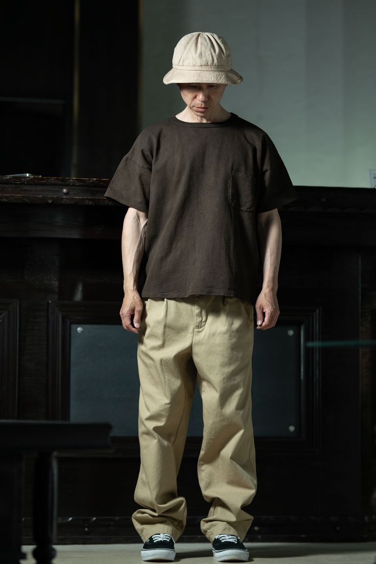 C.E Two Tuck Pants × T.T Tee、キレイめ二本タックで夏の大人カジュアル