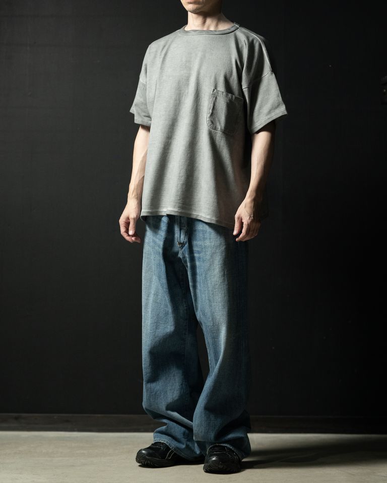 Taiga Takahashi のアイコニックアイテムでもある LOT.601 Tee Shirt 。粉末状にした備長炭を使用し、小さな窯で染めることにより独特の風合いを出した。