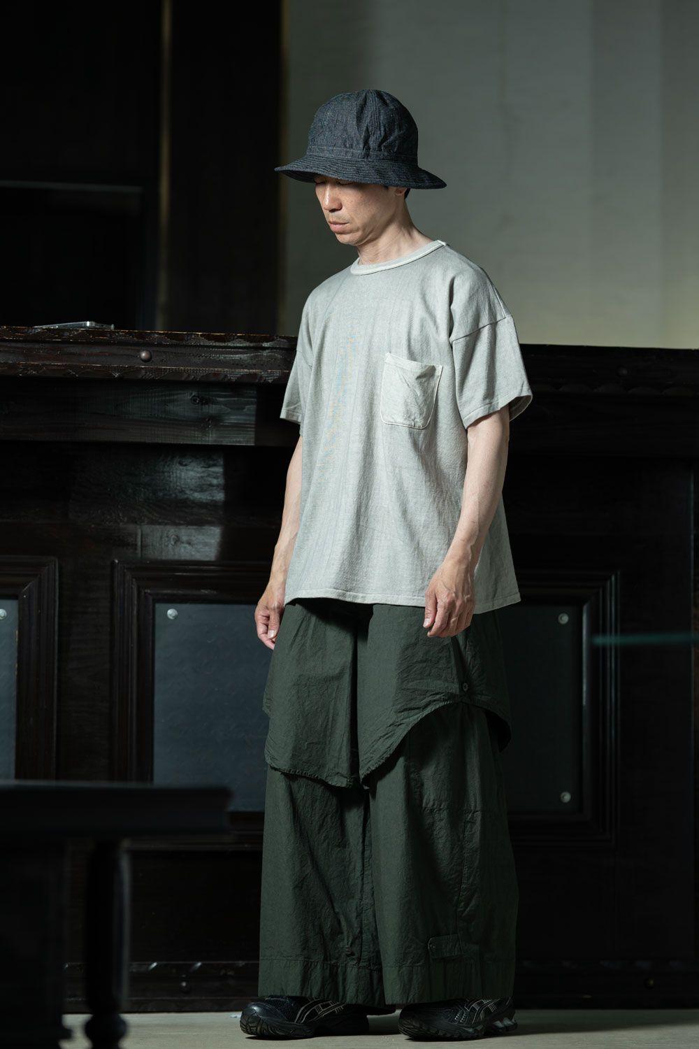 amachi. Layered Utility Pants × T.T Tee、グリーングレーで落ち着かせる大人のワークスタイル