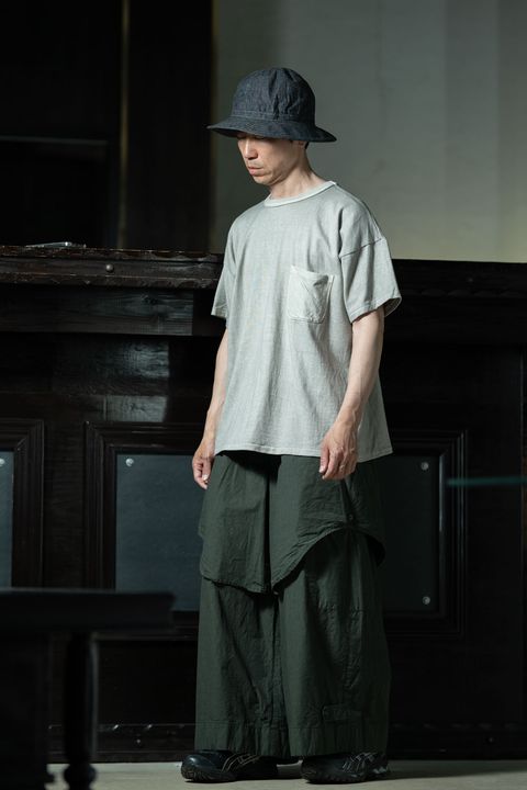 amachi. Layered Utility Pants × T.T Tee、グリーングレーで落ち着かせる大人のワークスタイル