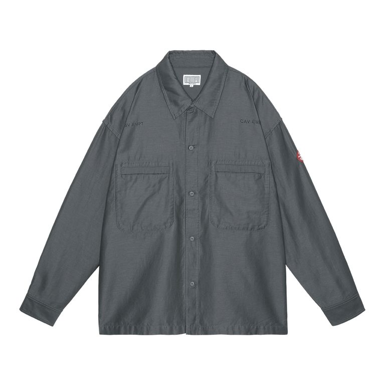 75%コットン、25%リネン。レギュラーポイントカラー。セットインスリーブ。前身頃ショルダーに刺繍でCAV EMPT。左袖上部にシリコンパッチ。シングルカフス。前身頃にウェルトポケット。ワイドシルエット。バイオウォッシュ加工。日本製。