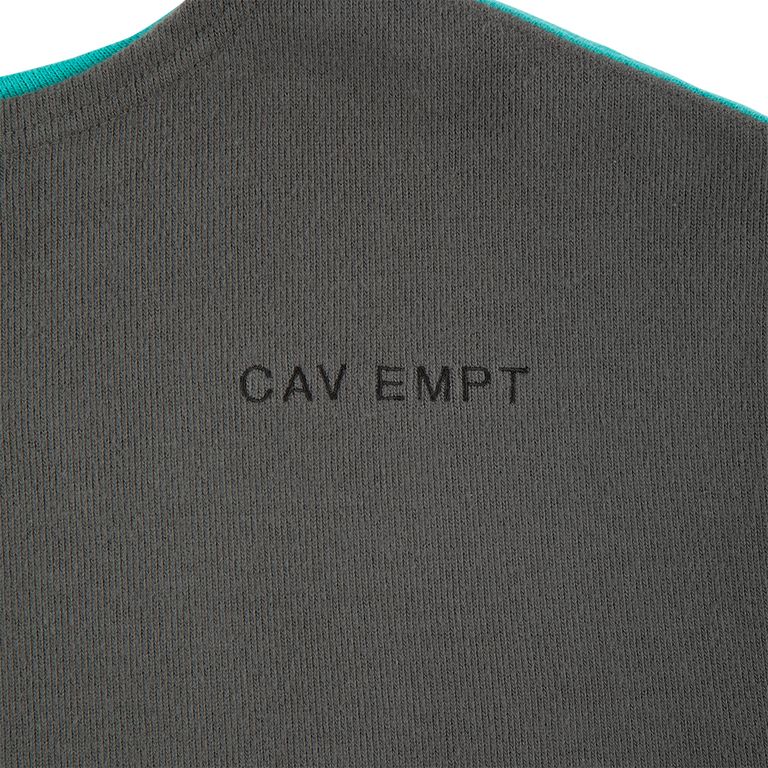 100%コットン。二重編み生地。ボートネック。プルオーバー。セットインスリーブ。前身頃ショルダーに刺繍でCAV EMPT。左袖上部にシリコンパッチ。後ろ身頃、袖で色・生地切り替え。ワイドシルエット。ウォッシュ加工。日本製。
