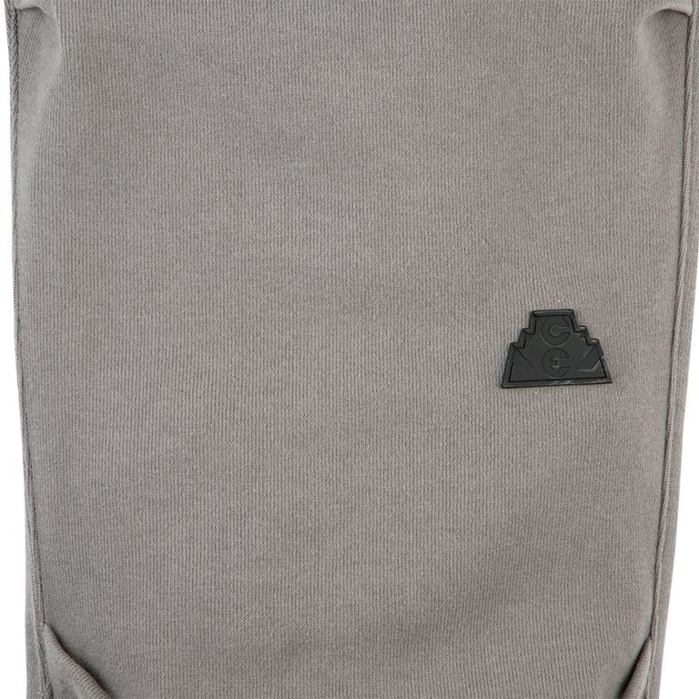 100%コットン。二重編み生地。テーパードシルエット。フロントにシームポケット。バックにパッチポケット。左膝にシリコンパッチ。ウエストにゴム、ドローストリング。コントラストステッチ。膝にタック。ウォッシュ加工。日本製。