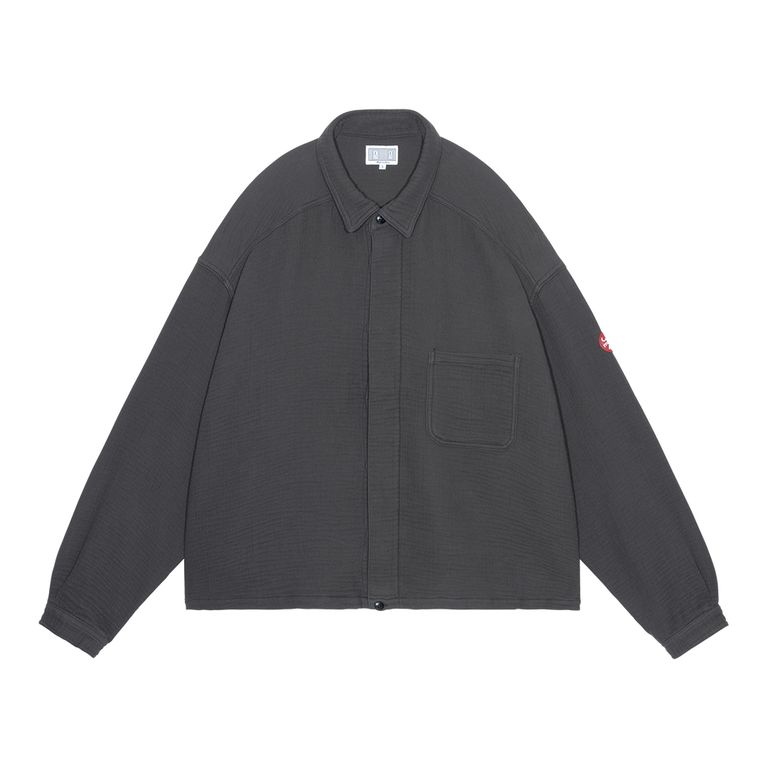 100%コットンガーゼ素材を使用したショートシャツジャケット。比翼前立でボタンを隠したすっきりとした前身頃に、前面右胸のパッチポケットと左袖のシリコンパッチがさりげないアクセントを添える。ウォッシュ加工による柔らかな表情と短めの着丈が、春夏の羽織りとして最適な一着。