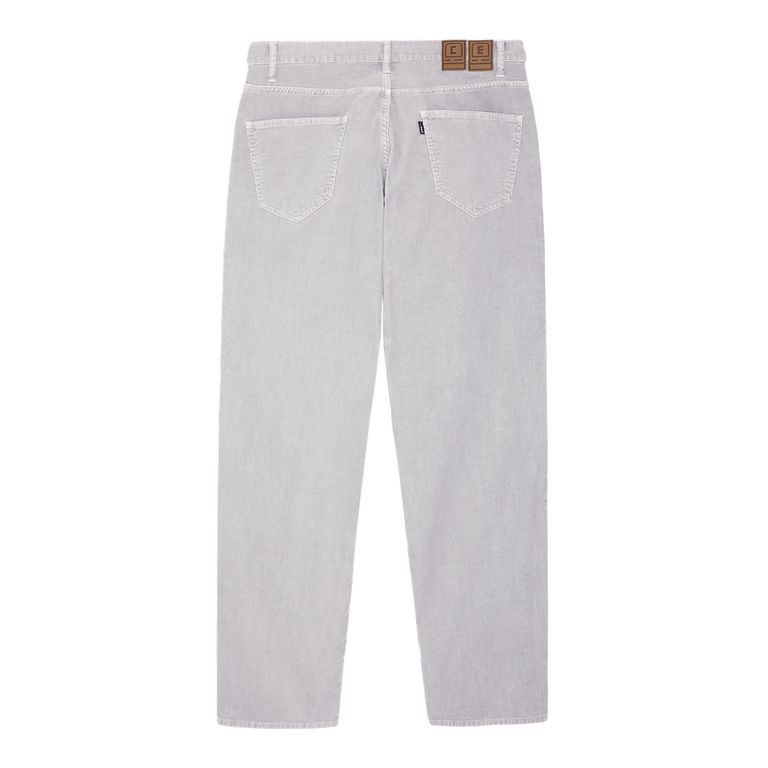 バックビューに宿るC.Eらしさ。ウエストバンドに配置されたレザーパッチがアイデンティティを主張しつつ、全体のムードは静かで落ち着いている。コーデュロイのウェールが後ろ姿にも豊かな陰影を与え、シンプルな5ポケット構造の中に確かな存在感を刻む。