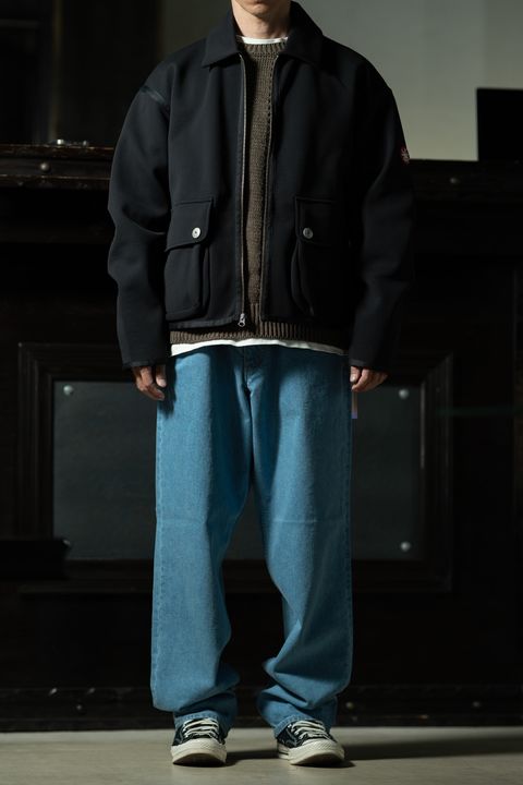 C.E Smooth Zip Up コーデ｜ブラウンニット × インディゴデニムで作る、黒の抜け感スタイル