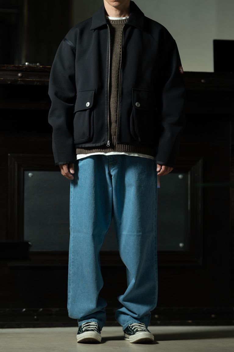 C.E Smooth Zip Up コーデ｜ブラウンニット × インディゴデニムで作る、黒の抜け感スタイル