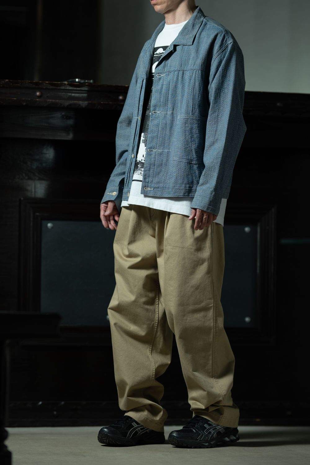 T.T × C.E — Lot.309 Buckle-Backed Jacket × グラフィックT × ベージュツータックパンツ | ALTERFATE