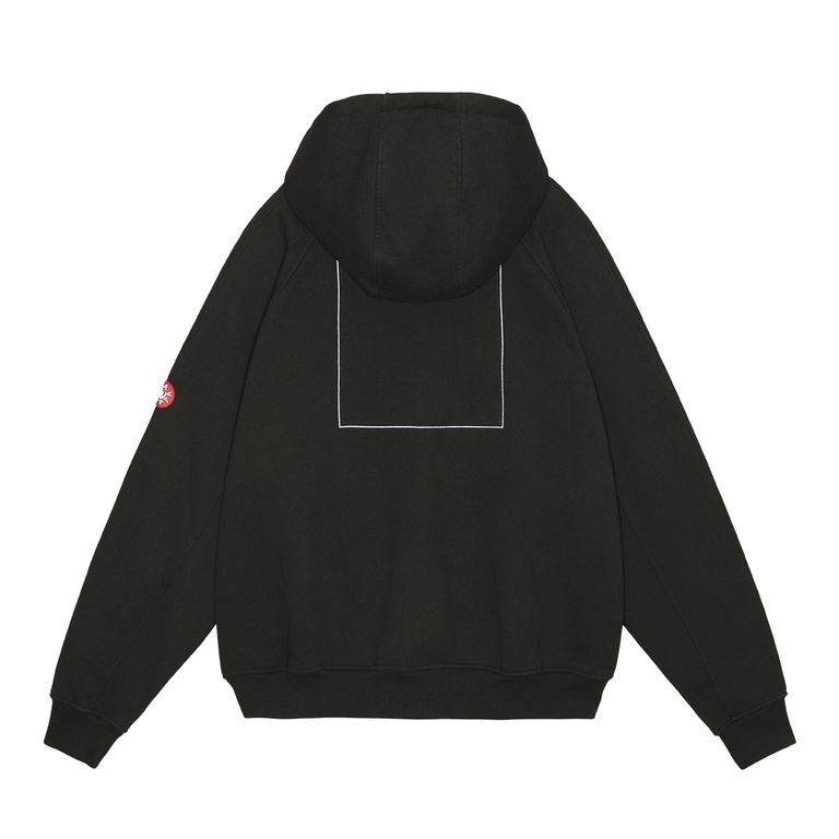 100%コットン。スウェット生地。プルオーバー。ラグランスリーブ。前身頃に刺繍とプリントでグラフィック。後ろ身頃裏に布パッチ。後ろ身頃表にリフレクタープリント。左袖上部にシリコンパッチ。前身頃にウェルトポケット。フードにドローストリング。ワイドシルエット。ウォッシュ加工。日本製。