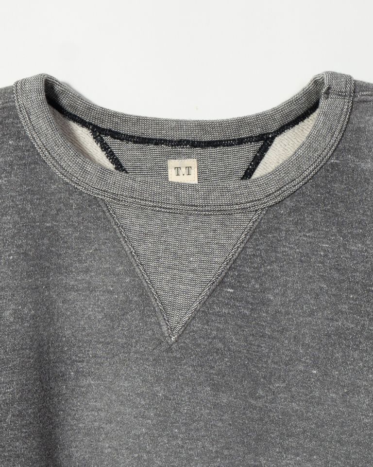 （BLEACHED HEATHER GRAY）直接的な裁断に、平面的なかたち。表裏の首元にあるV ガゼットと呼ばれる汗止めのディテールなどの現代では忘れ去らせたものづくりの背景が再構築することで理解できる。