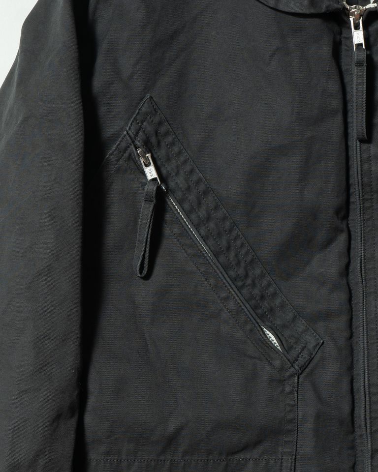 フロントには斜めに配置されたジップポケットを採用。ミリタリーウェアの機能性を感じさせながら、立体的なステッチワークによって静かな存在感を生み出しています。実用性とデザイン性を兼ね備えた仕様です。