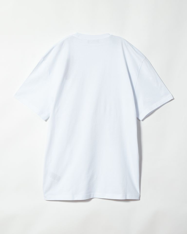 ラフシモンズ(Raf Simons)は、ベルギー出身のデザイナーであり、フィリップ・ヴァンデンバーグの作品に着想を得た最後のコレクションを発表しました。ヴァンデンバーグの作品は、強烈な筆致や濃い色調が特徴的であり、社会批判や政治的な問題に対する彼の強い思いが表現されています。ラフシモンズは、この個性的で強烈なグラフィックをアイテムに落とし込み、ラフシモンズらしい洗練されたデザインと融合させました。