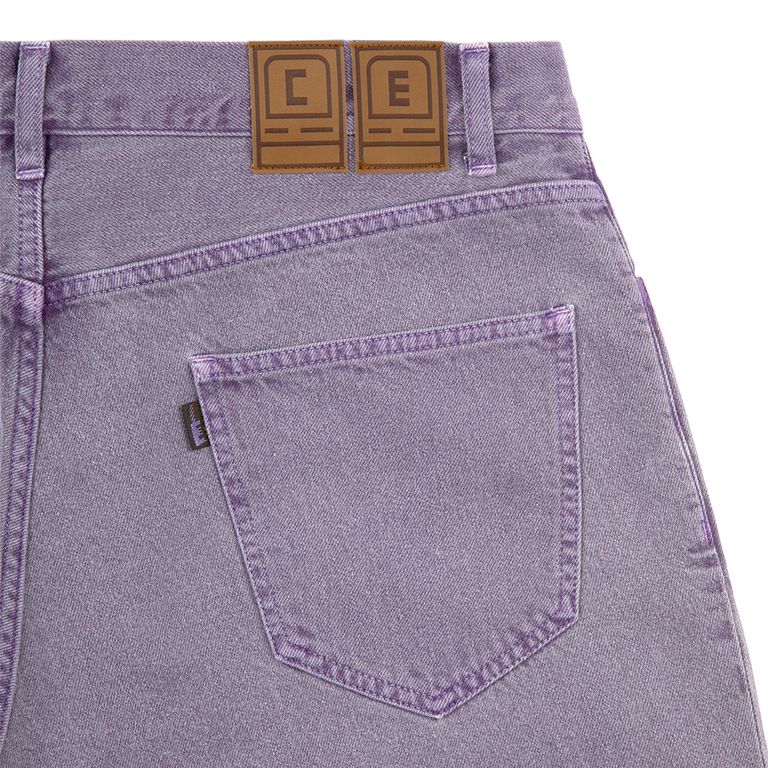 100%コットン。12ozカラーデニム生地。ワイドテーパードシルエット。5ポケットスタイル。ジッパーフライ。ウエストバンド。バック右ウエストにレザーパッチ。オーバーダイウォッシュ加工。日本製。