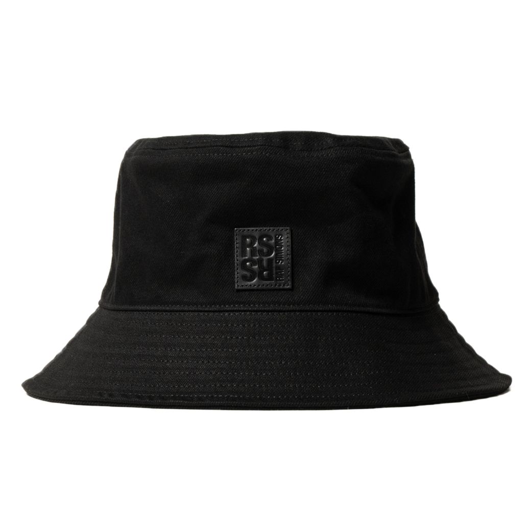 Bucket hat with small leather patch