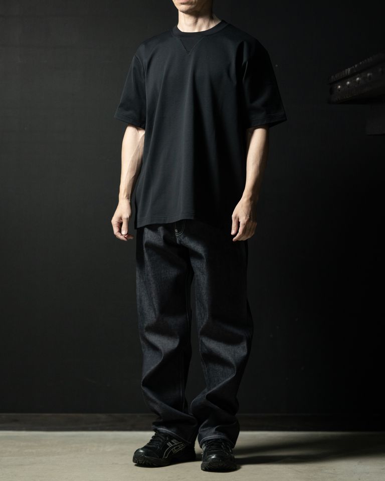 カルフォルニア綿を100％使用したT シャツです。紳士服やモーニングコートなどでよく見られる肩線や脇線を後ろに移動させ、前から見た時にシームが見えなくなり、フォーマルに仕立てる仕様をT シャツに採用しています。脇部分にマチを付けているので、タックインをした状態から袖を上げても裾が外に出ない構造になっています。