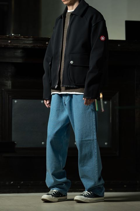 C.E Smooth Zip Up コーデ｜ブラウンニット × インディゴデニムで作る、黒の抜け感スタイル