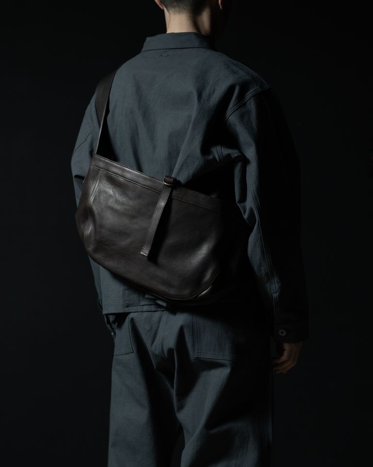 背面から見た着用バランス。Smallならではの軽快さがありつつ、ベジタブルタンニングされた馬革の柔らかなドレープが装いに重厚な陰影を与えます。