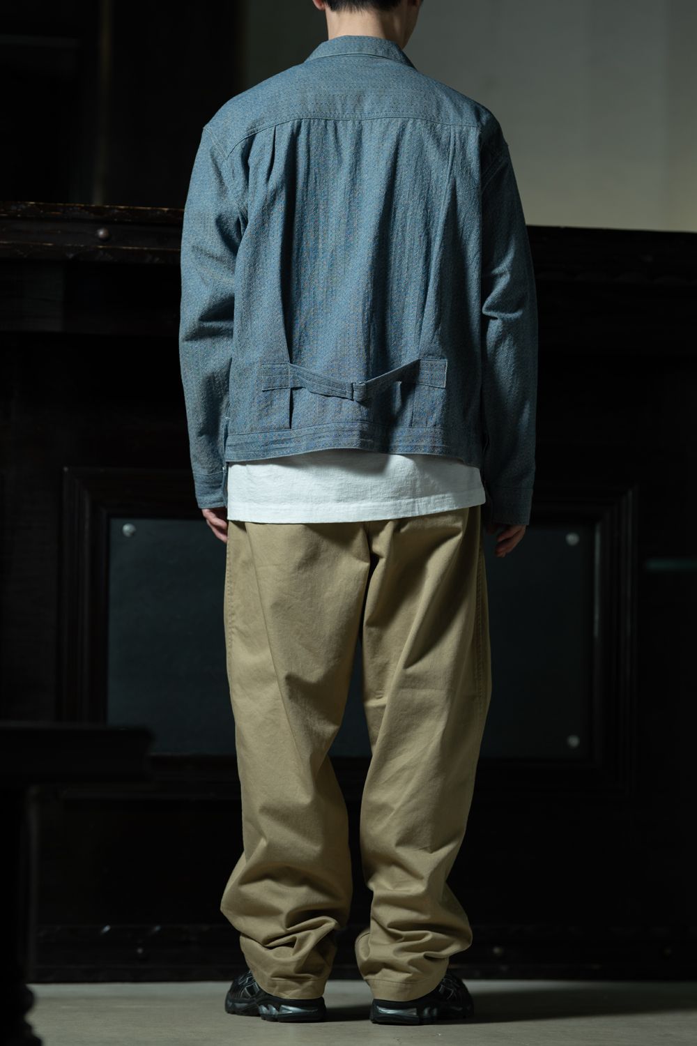 T.T × C.E — Lot.309 Buckle-Backed Jacket × グラフィックT × ベージュツータックパンツ | ALTERFATE