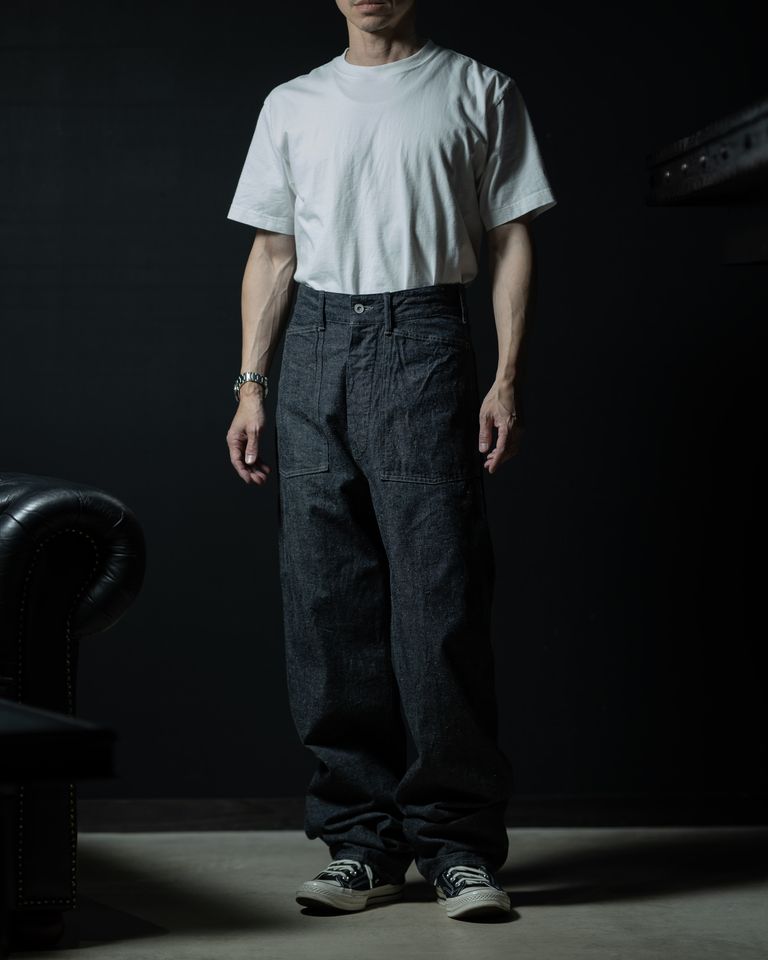 身長168cm 体重55kg 着用サイズ30  深みのあるインディゴが光を受けて立体的に浮かび上がる一本。ゆったりとしたシルエットが、現代のスタイリングにも自然に溶け込みます。