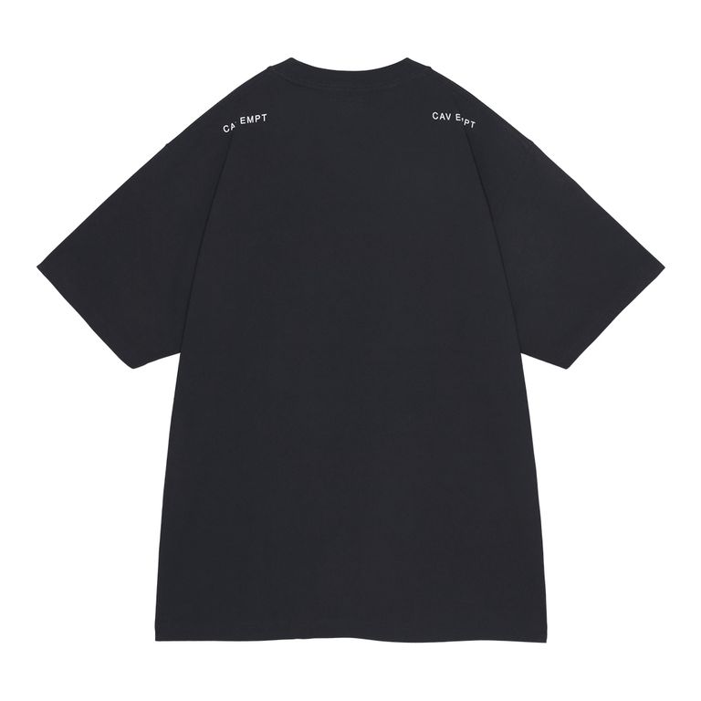 100%コットン。プルオーバー。クルーネック。セットインスリーブ。前身頃にグラフィック。後ろ身頃ショルダーにCAV EMPT。ウォッシュ加工。日本製。