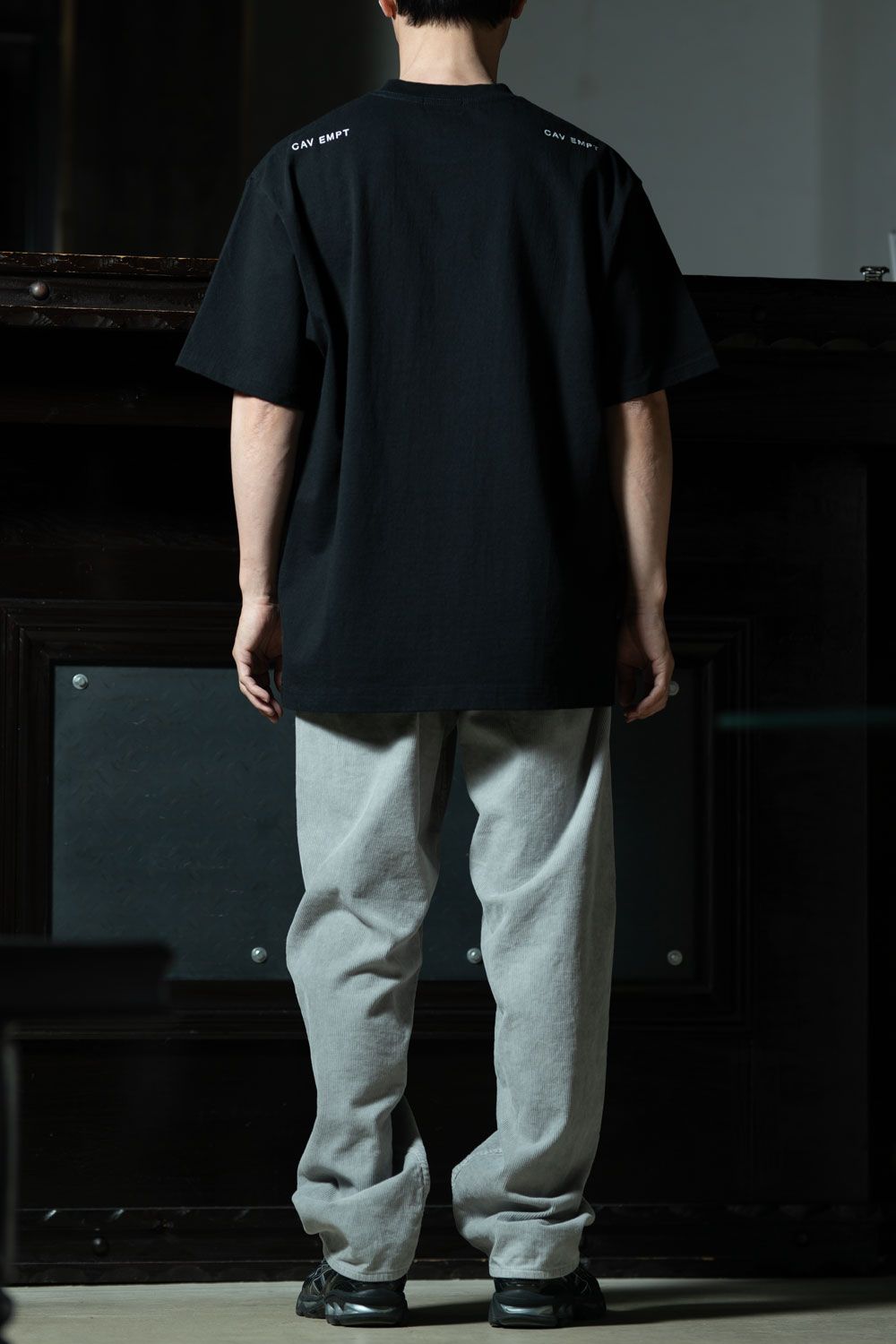 C.E 1992 COLOUR CORDS × Hrc T、グレーコーデュロイで繋ぐ季節の端境コーデ