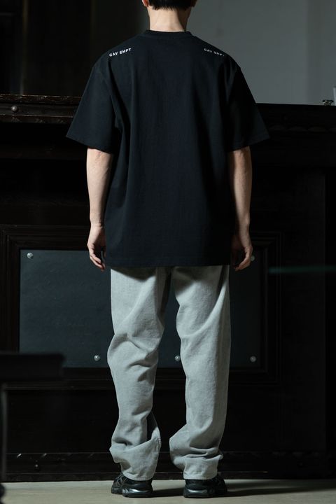 C.E 1992 COLOUR CORDS × Hrc T、グレーコーデュロイで繋ぐ季節の端境コーデ