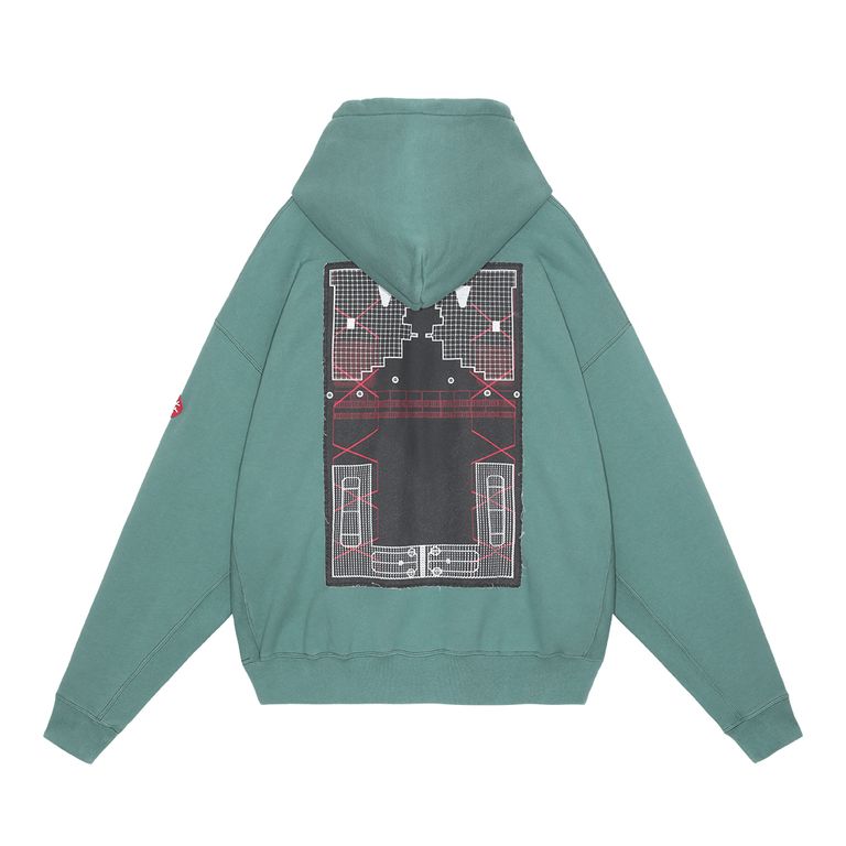 100%コットン。スウェット生地。プルオーバー。セットインスリーブ。前身頃に刺繍でCAV EMPT。後ろ身頃表、裏に布パッチ。左袖上部にシリコンパッチ。前身頃にマフポケット。フードにドローストリング。袖下、脇で生地切り替え。ワイドシルエット。バイオウォッシュ加工。日本製。